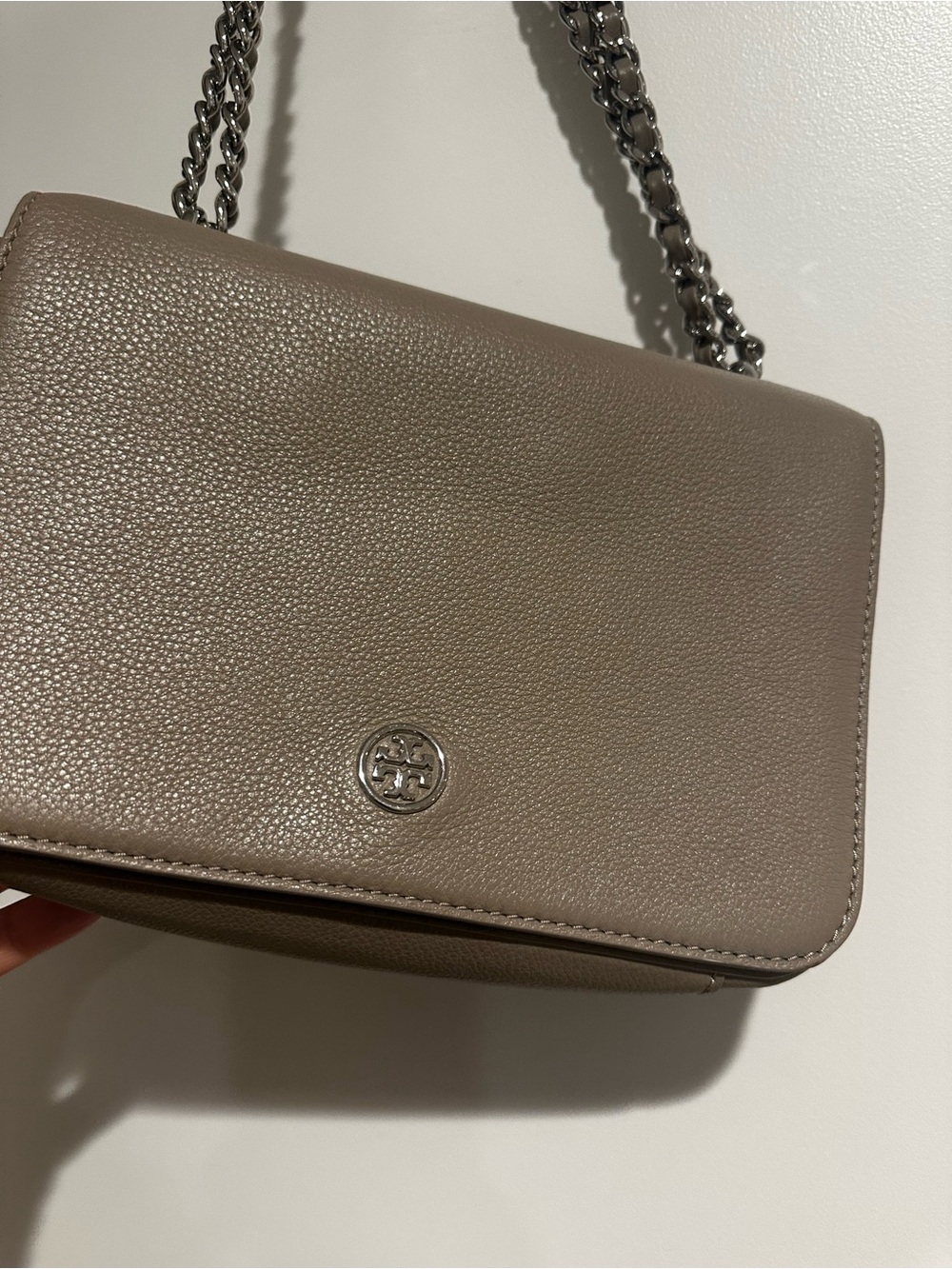 Tory Burch Pebbled Leather Crossbody in Taupe with Silver Chain - Picture 1 of 8